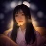 午夜婷婷内容编辑的工作照片，坐在书桌前审阅稿件，神情认真